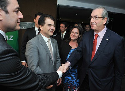 Bruno Telles cumprimenta Eduardo Cunha, com André Morisson e Soraya Santos