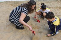 Crianças e professora fazem escavações