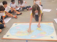 Menina localiza região no mapa mundi