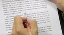 Editora executiva Ibraíma Dafonte Tavares mostra o trabalho com a preparação e revisão do texto