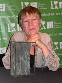 María Teresa com troféu